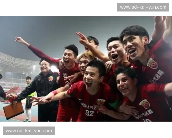 巅峰绝响，中超双雄的“神仙打架”：为何这段“上港vs恒大亚冠录像”依然让人血脉偾张？